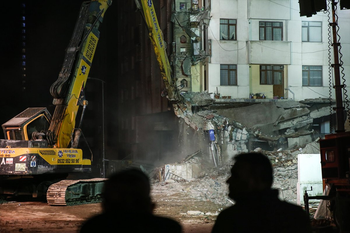 Kartal'daki facianın ardından riskli binalar yıkılıyor - Resim : 2