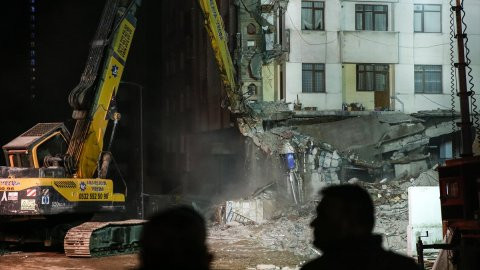 Kartal'daki facianın ardından riskli binalar yıkılıyor