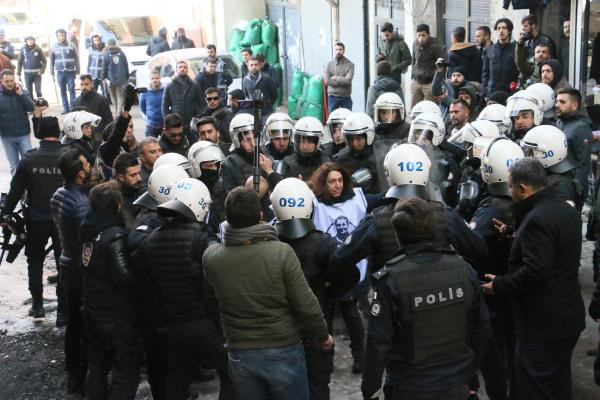 Leyla Güven'e destek eylemi yapanlara polis müdahalesi - Resim : 1