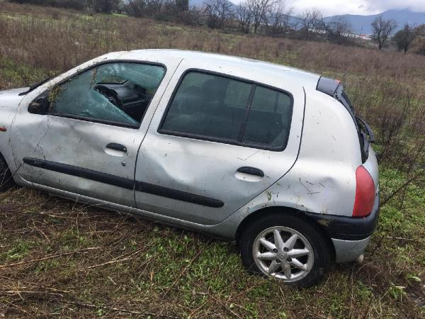 Takla atarak tarlaya uçan otomobildeki karı-koca yaralandı - Resim : 1