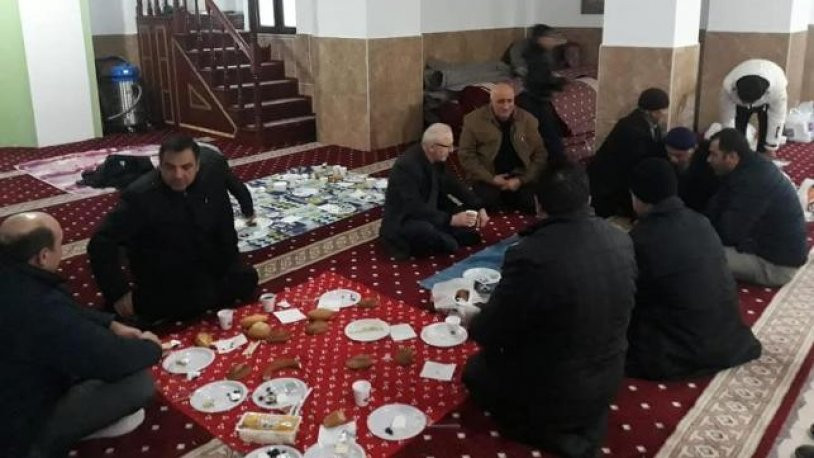 Dini istismar tam gaz sürüyor! AKP'den camide kahvaltılı toplantı