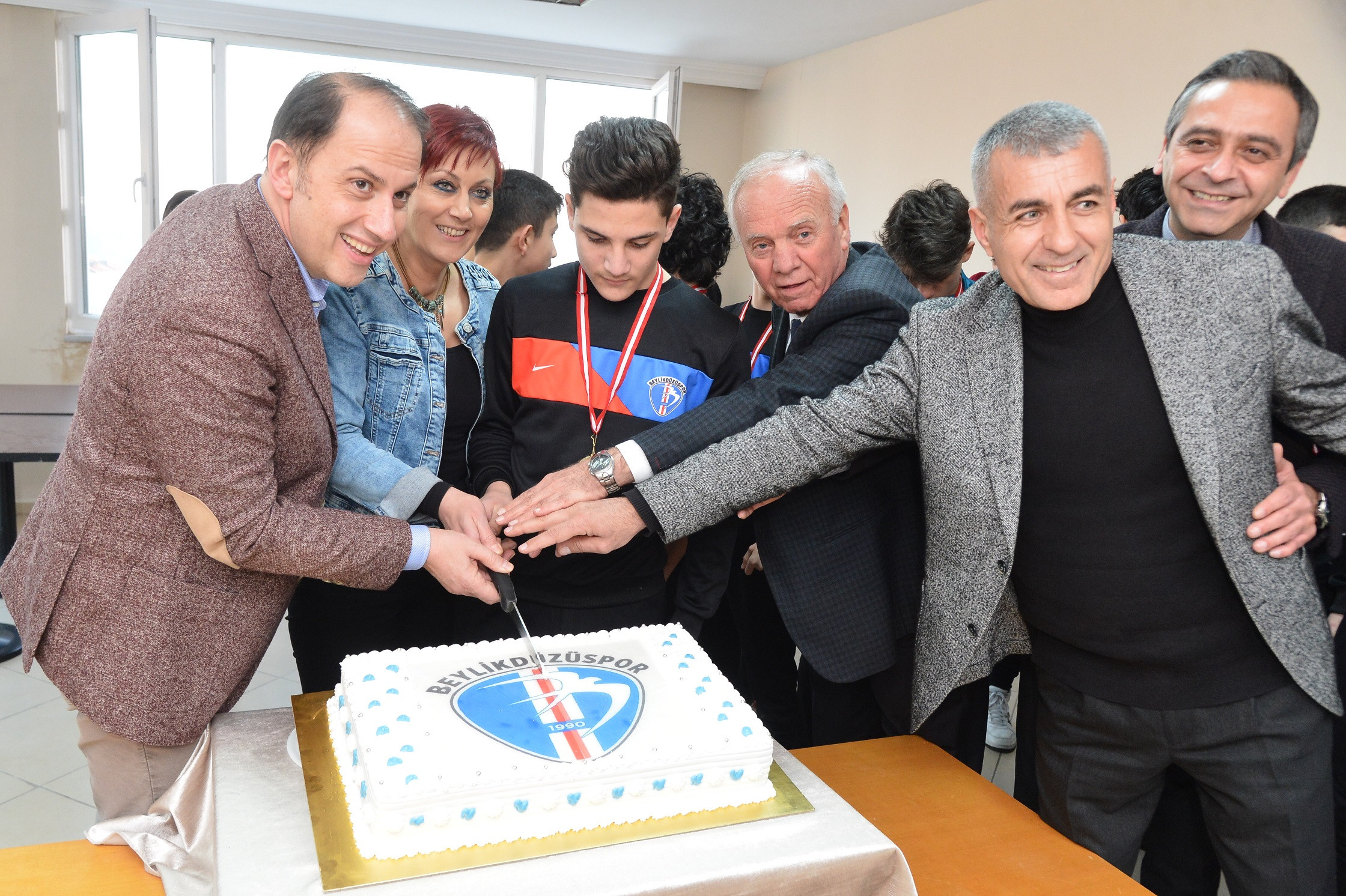Murat Çalık Beylikdüzüspor'un şampiyonluğunu sporcularıyla kutladı - Resim : 1