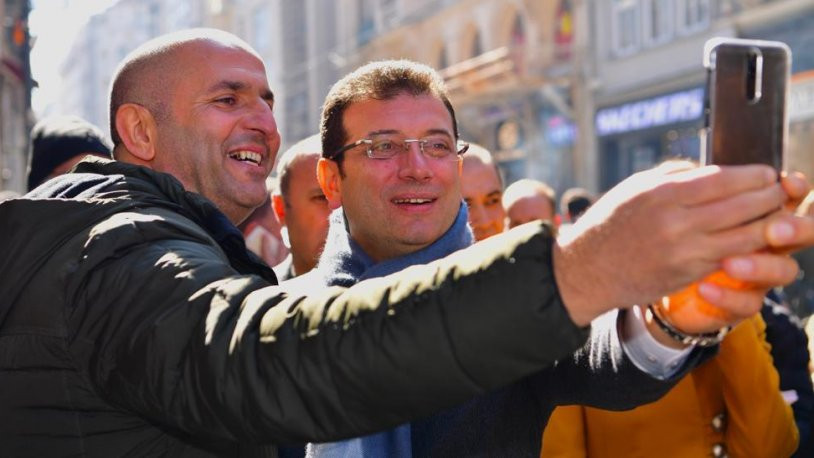 Ekrem İmamoğlu'na İstiklal Caddesi'nde yoğun ilgi