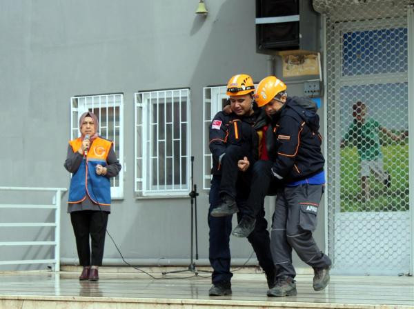 AFAD görevlisi tatbikatta yaralandı - Resim : 1