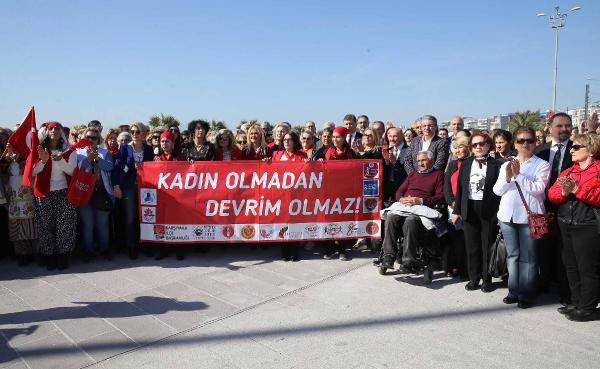 İzmir'de kadınlardan mor yürüyüş - Resim : 1