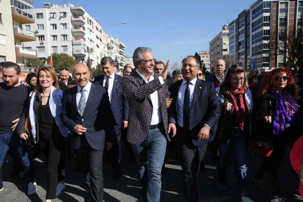 İzmir'de kadınlardan mor yürüyüş - Resim : 2