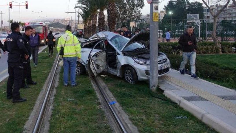 İzmir'de 2 otomobil çarpıştı: 2 ölü, 1 yaralı 