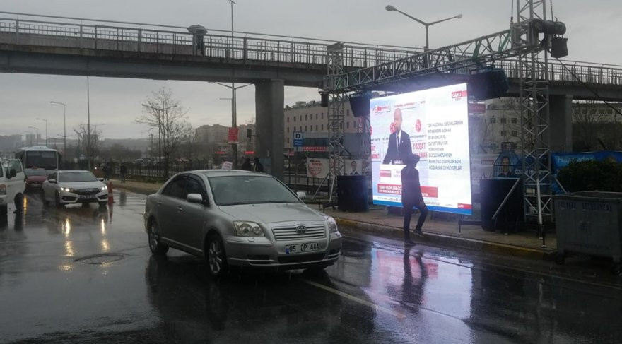 İstanbul'da otobana kurulan sinevizyonda yandaş kanal izlettirildi! - Resim : 1