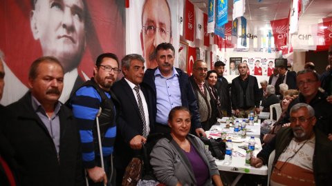 CHP'li Serdar Sandal, Bayraklı'da engelli vatandaşla buluştu - Resim : 1