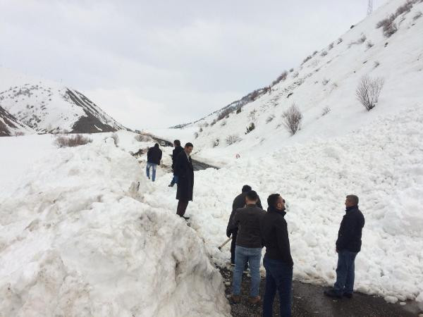 Karayoluna çığ düştü: Çok sayıda araç mahsur kaldı - Resim : 2