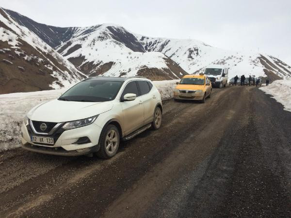 Karayoluna çığ düştü: Çok sayıda araç mahsur kaldı - Resim : 1