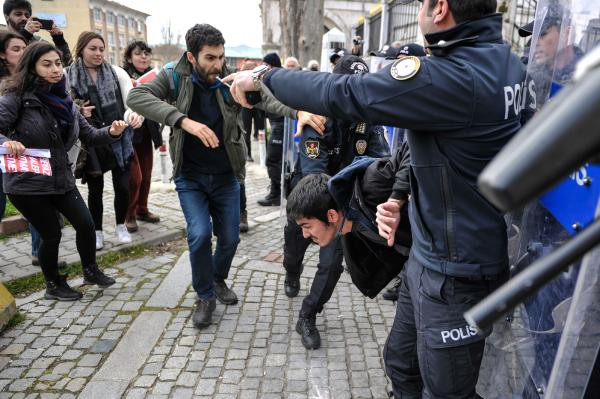 Beyazıt'ta eylem yapan gruba polis müdahalesi - Resim : 1