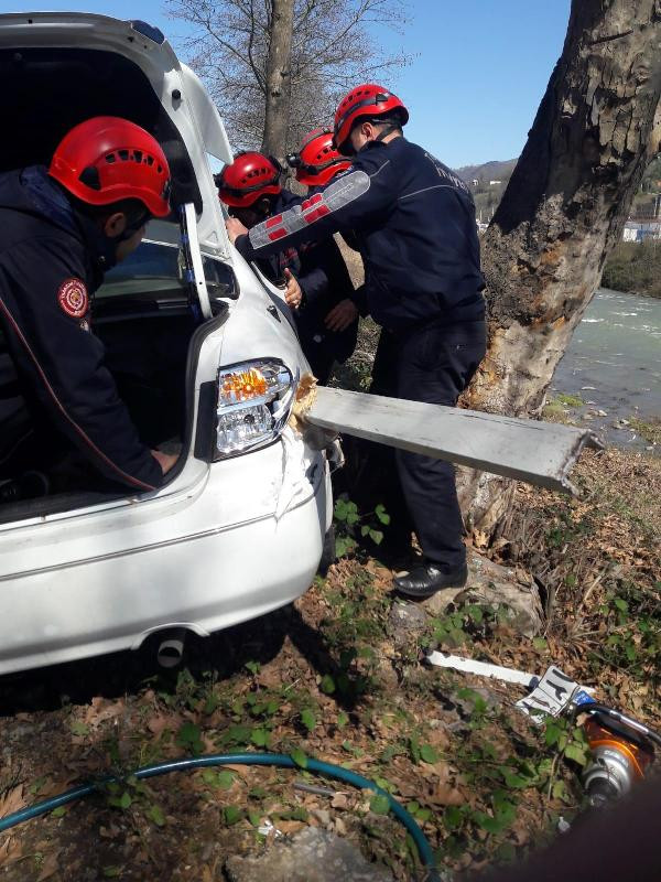 Trabzon'da feci kaza! Bariyer aracın içindeki çocuğa saplandı - Resim : 1