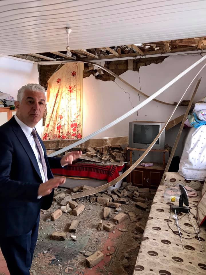 CHP'li Haşim Teoman Sancar deprem bölgesinde - Resim : 2