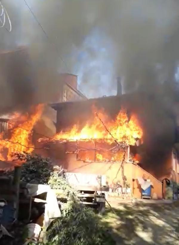 İznik'te iki katlı binada çıkan yangın korkuttu - Resim : 1