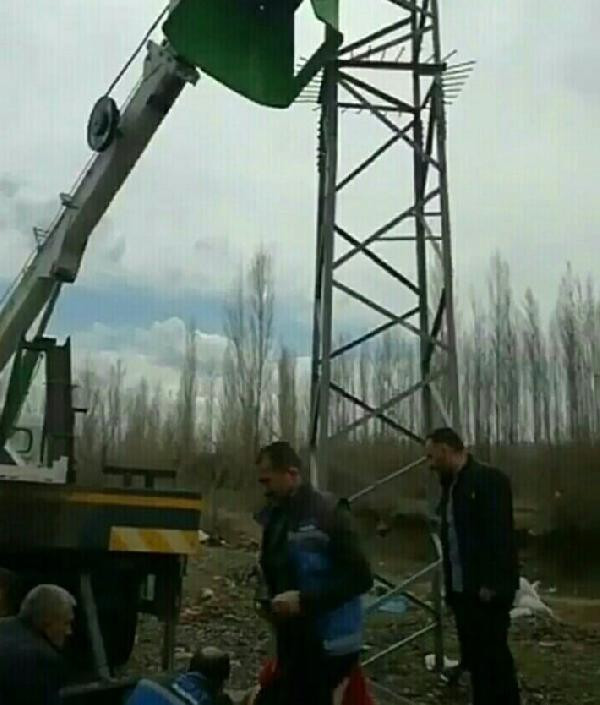 2 işçi, 6 metre yükseklikten başka bir işçinin üzerine düştü - Resim : 1