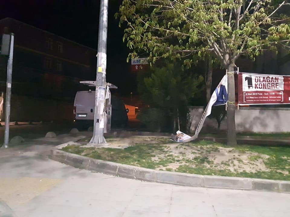 Sultangazi'de CHP'nin pankartlarına saldırı! - Resim : 1