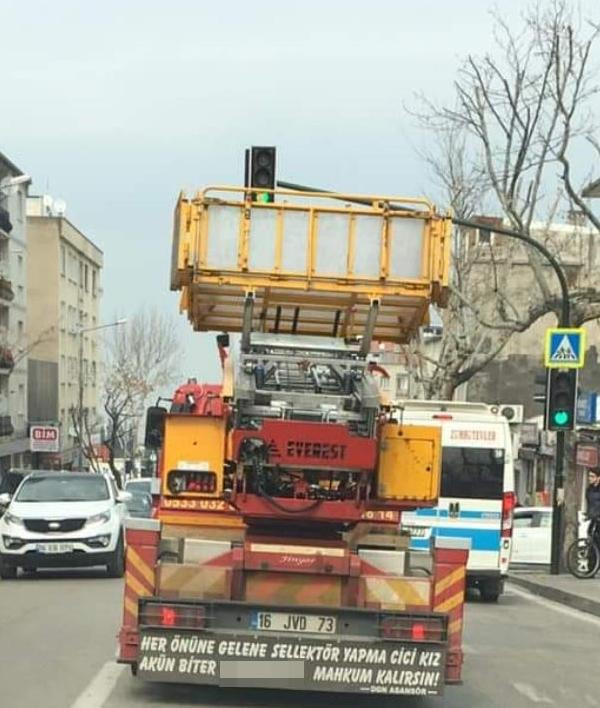 Aracının arkasına yazdırdığı yazıya 4 bin 922 lira ceza kesildi - Resim : 1