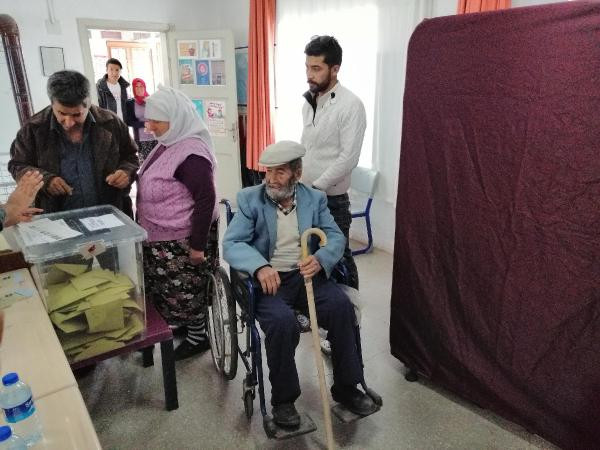95 yaşındaki Ramazan dede de oy kullandı - Resim : 1