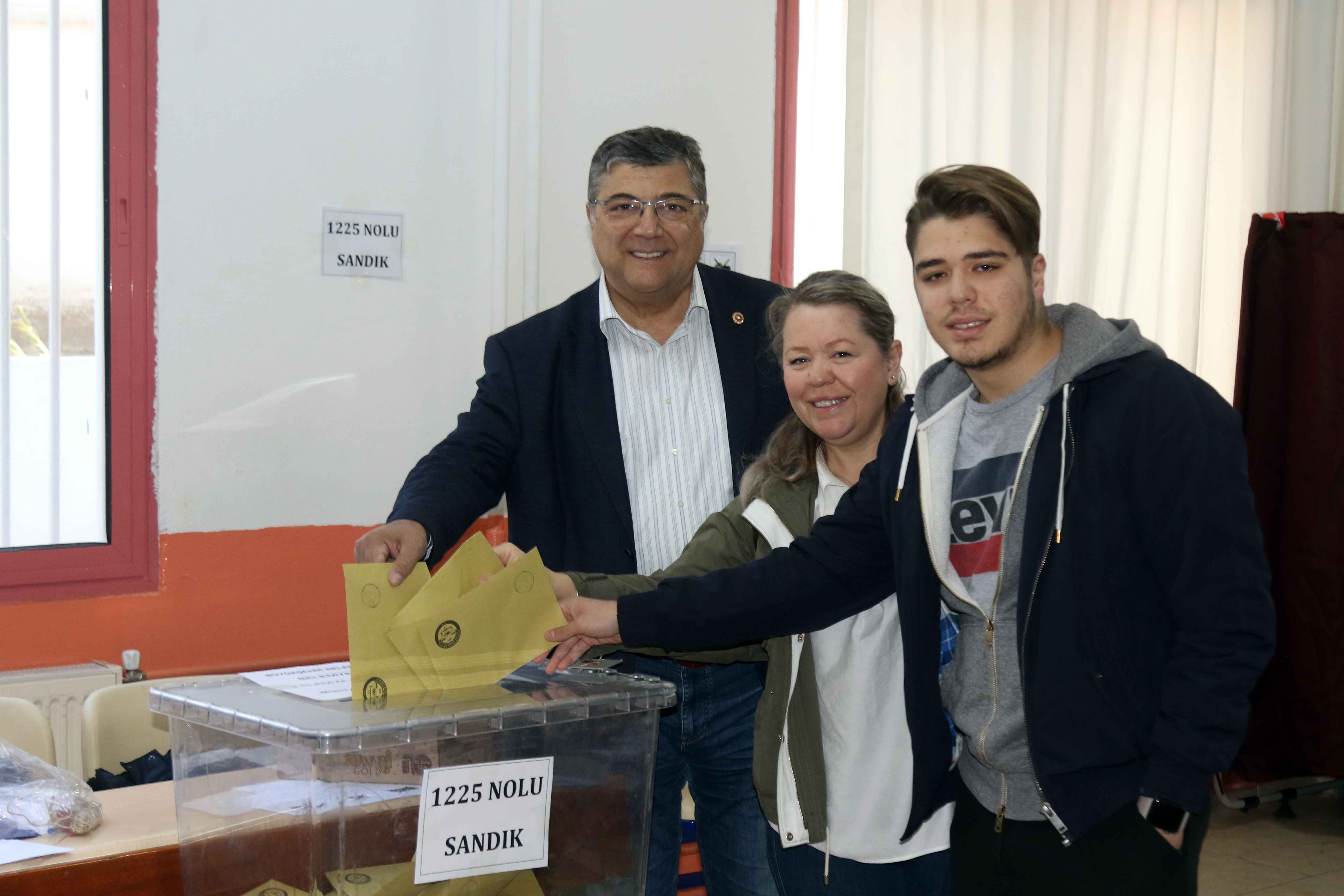 İzmir'de sandık mesaisi: Siyasilerden önemli mesajlar - Resim : 1