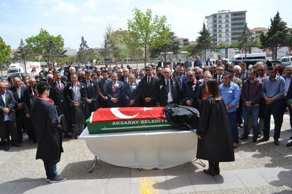 Ofisinde öldürülen avukat, son yolculuğuna uğurlandı - Resim : 1