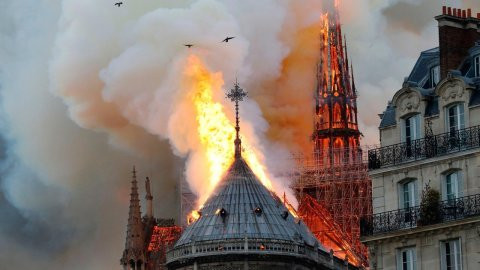 Notre Dame Katedrali'nin kulesi yıkıldı