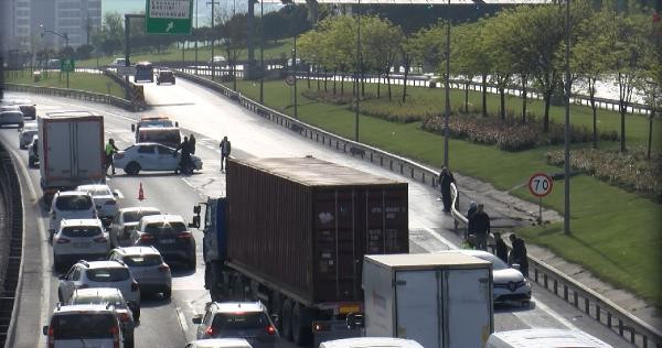 TEM'de zincirleme kaza; trafik durma noktasına geldi - Resim : 1