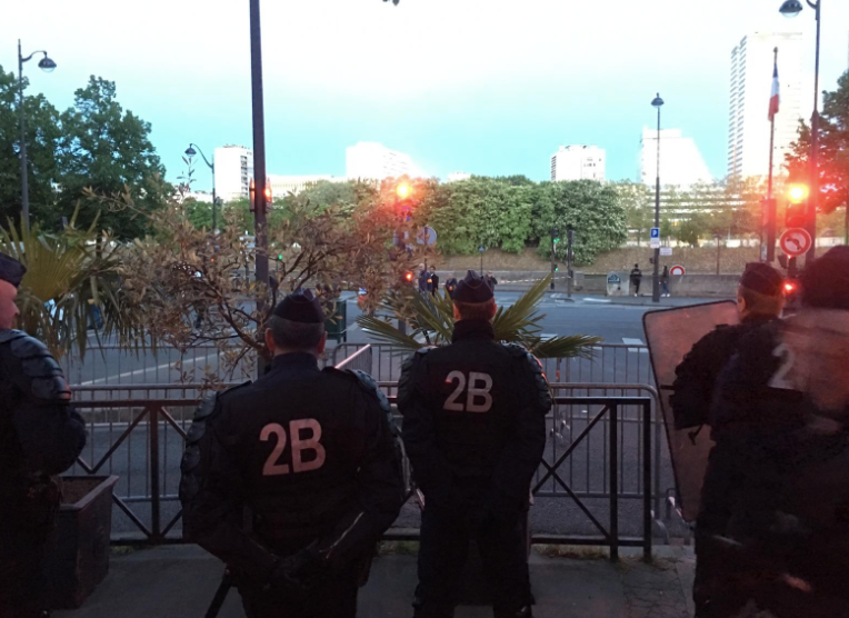 Paris'teki Türk Büyükelçiliği önünde toplanan Ermenilere polis ne yaptı? - Resim : 1