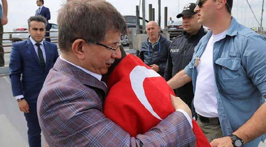 Davutoğlu intihar etmek isteyen kişiyi vazgeçirdi - Resim : 1