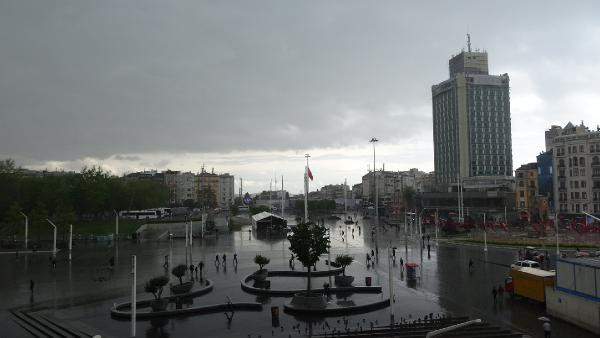 İstanbul'da gökyüzünü siyah bulutlar kapladı - Resim : 1