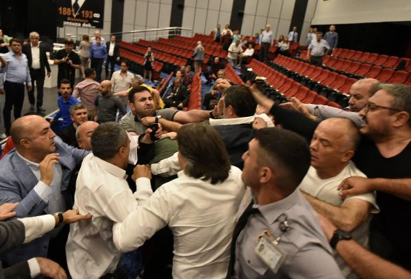 MHP'liler Meclis toplantısında olay çıkarttı - Resim : 2