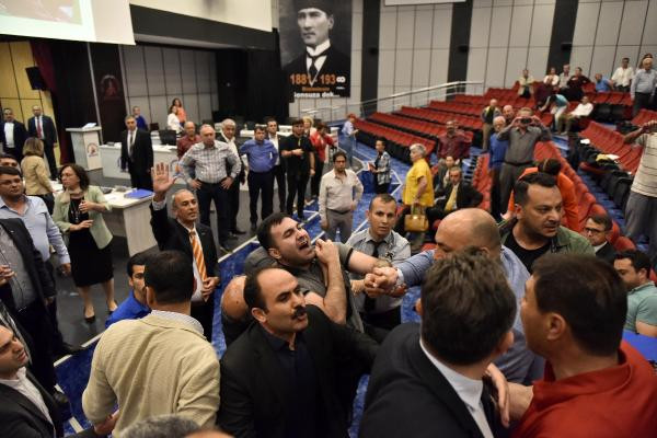MHP'liler Meclis toplantısında olay çıkarttı - Resim : 1