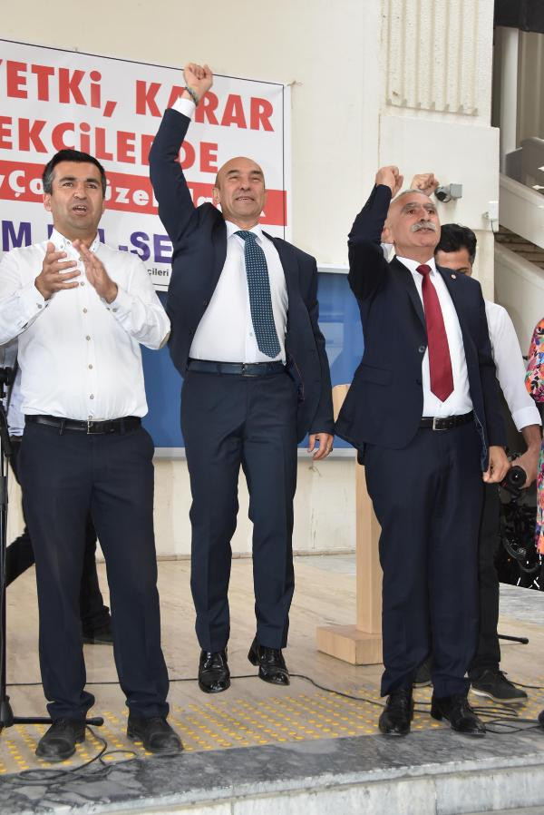 İzmir'de sendikanın sözleşme yetkisine Tunç Soyer'den danslı kutlama - Resim : 1