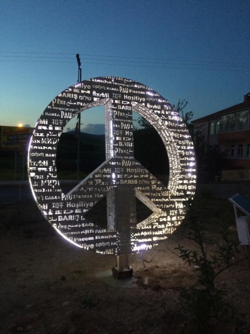 Tunceli'de AKP'nin kaldırdığı 'Barış Heykeli' yeniden eski yerine konuldu - Resim : 2