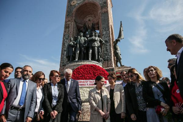 Taksim Meydanı'nda 19 Mayıs kutlaması - Resim : 1