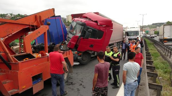 TEM'de feci kaza: Ankara yönü kapandı! - Resim : 2