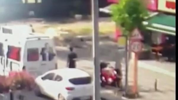 İstanbul'da CHP'nin seçim araçlarına bıçaklı saldırı! - Resim : 1