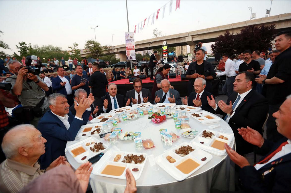 Kılıçdaroğlu, Batıkent’te iftar yaptı - Resim : 1