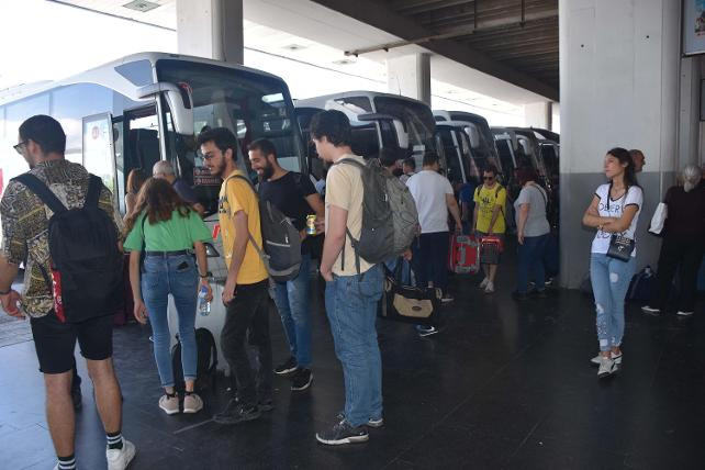 İstanbul trafiğinde tatil yoğunluğu başladı - Resim : 2