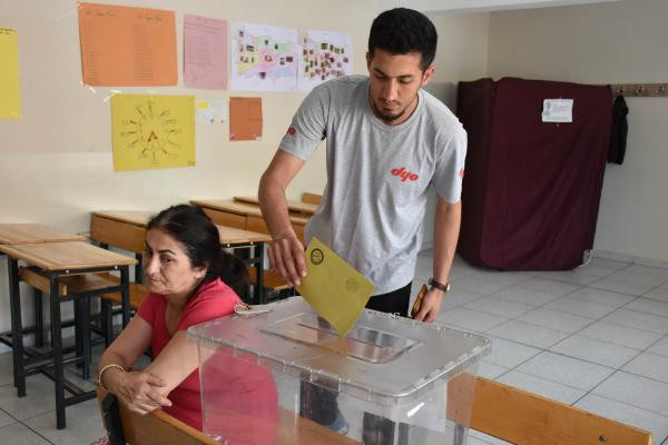 Sivas'ta 15 yerde muhtarlık ve aza seçimi için oy veriliyor - Resim : 1