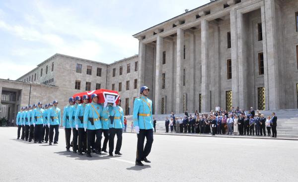 Eski bakan Hilmi İşgüzar için TBMM'de tören - Resim : 2