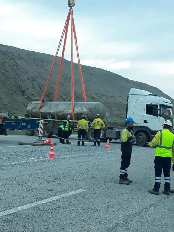 Erzincan'da kimyasal yüklü tanker devrildi! - Resim : 1