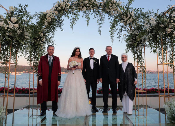 Erdoğan, Mesut Özil ve Amine Gülşe'nin nikah şahitliğini yaptı - Resim : 1