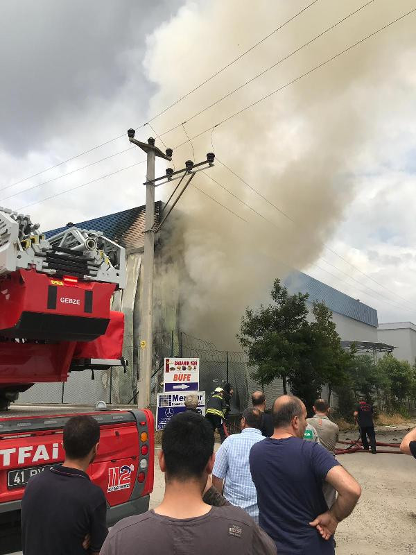 Gebze'de depo yangını - Resim : 1