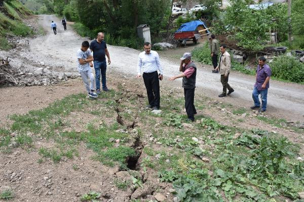 Heyelan nedeniyle köy boşaltıldı - Resim : 1