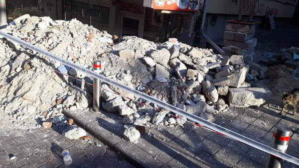 İstanbul'da 5 katlı binada yıkılma tehlikesi - Resim : 1