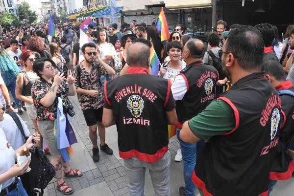 İzmir'de Onur Yürüyüşü'ne müdahale: 16 gözalı - Resim : 1