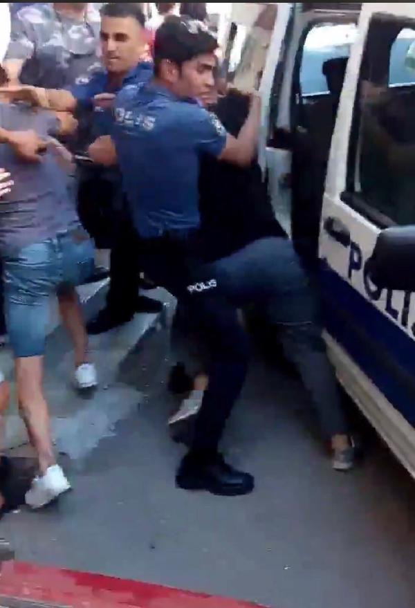 Mahallelinin yakaladığı tacizciyi linçten polis kurtardı - Resim : 2