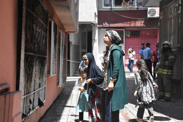 Zeytinburnu'nda Suriyeli çocukların kaldığı dairede yangın - Resim : 1