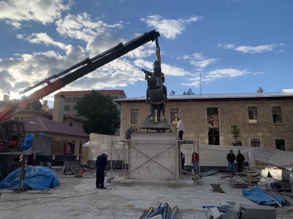 Bayburt'ta sökülen 'Atatürk heykeli' yerine konuldu - Resim : 1